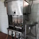 UMA  ENVASADORA, EM BOM ESTADO.