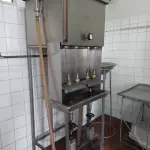 UMA  ENVASADORA, EM BOM ESTADO.