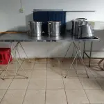 UMA MESA DE INOX, DE APROXIMADAMENTE 2,20M X 1,20M