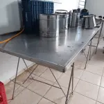 UMA MESA DE INOX, DE APROXIMADAMENTE 2,20M X 1,20M