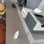 1 MESA DE REUNIÕES, APROXIMADAMENTE 2M X 1M, NA COR CINZA, COM PÉS EM “V”; 12 CADEIRAS  GIRATÓRIAS COM BRAÇOS COR MARROM; 5 CADEIRAS FIXAS PRETAS, COM BRAÇOS, SUPORTE EM INOX, 5 (CINCO)  COMPUTADORES DESKTOP, COM 2 MONITORES DA MARCA LG E 3 MONITORES DA MARCA AOC; 6 BANCADAS DE  TRABALHO NA COR CINZA, COM APROX., 1,5M X 1M; MESA DE VIDRO APROX.. 2M X 1M, SUPORTE EM INOX; 1 AR-CONDICIONADO DA MARCA CONSUL 12.000 BTU’S; 1 AR-CONDICIONADO DA MARCA FUSITSU, 18.000  BTU’S.
