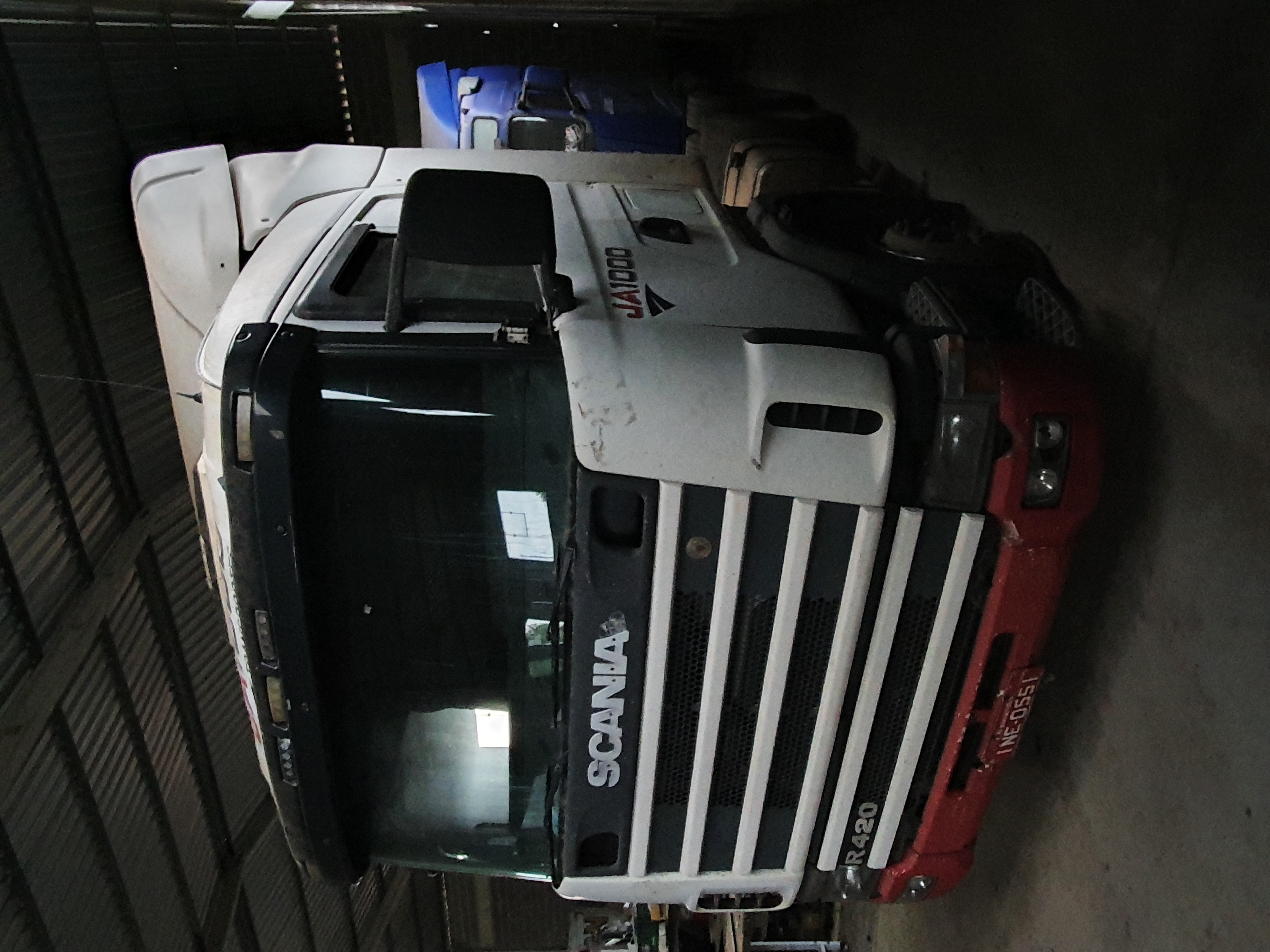 Excelente Leilão de Caminhões Trator Scania, Volvoe Um Carro M.Benz 2008.