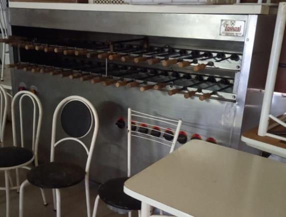 Foto de UMA CHURRASQUEIRA ROTATIVA A GÁS TOMASINI, 16 QUEIMADORES, 35 ESPETOS. COM OS ESPETOS.