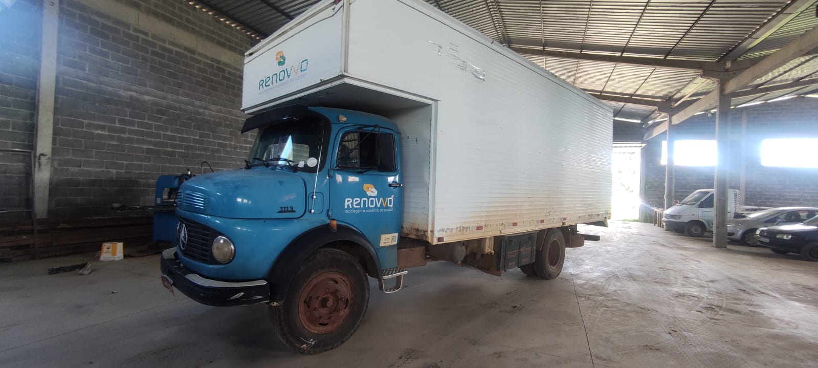 Um caminhão da marca MERCEDES BENZ/L 1113, bau 1977.