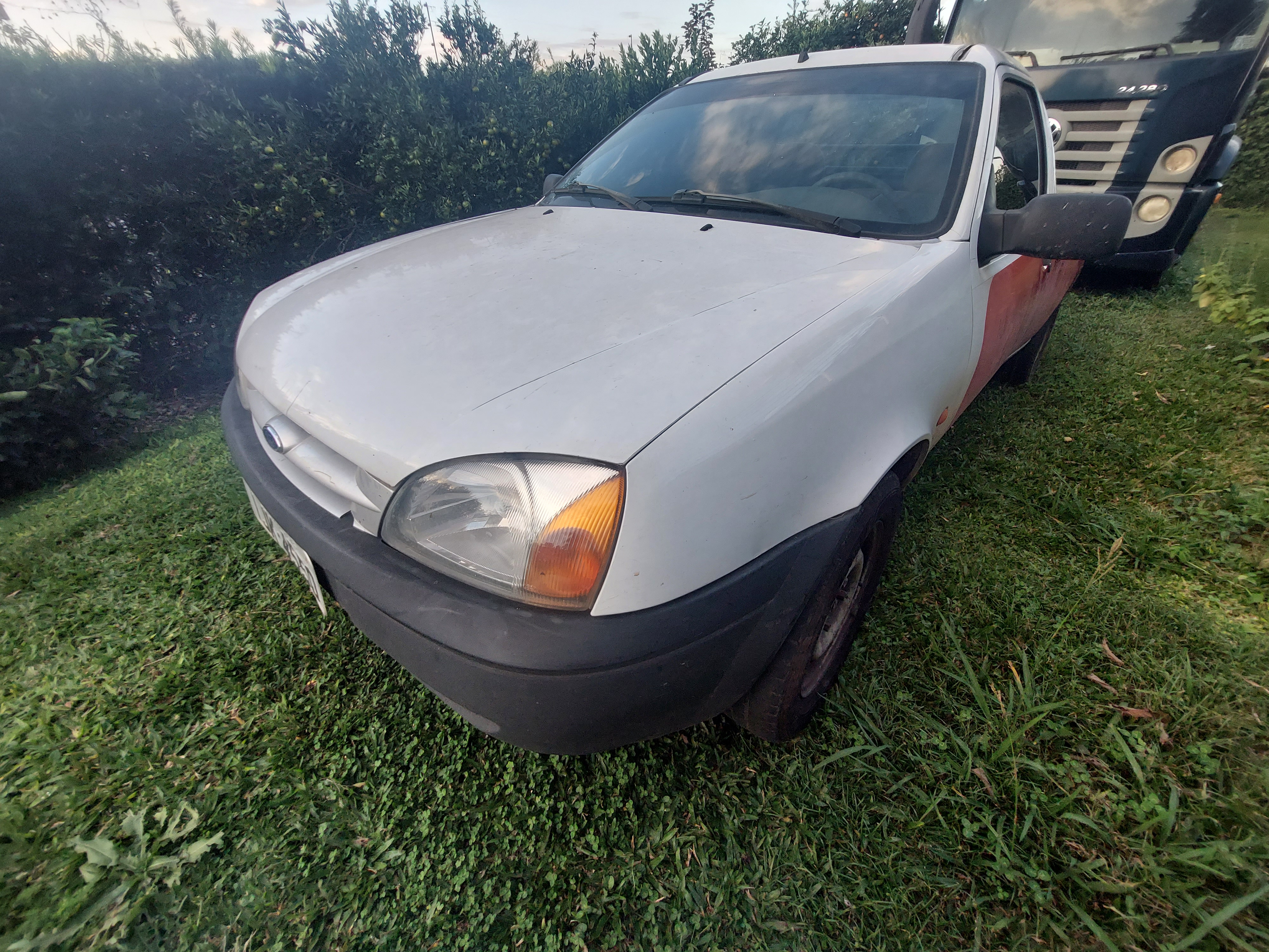 LEILÃO DE UMA  FORD/COURIER 1.6 L ANO 2000.