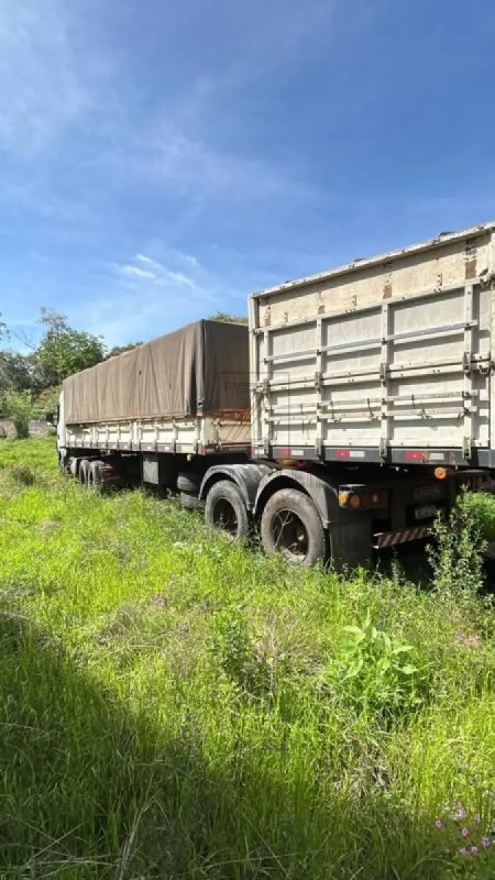 LOTE 008 - Semirreboque de carga da marca RANDON SR CA, ano/modelo 2005/2005, dois eixos cor branca, placa MFL5F32, chassis nº 9ADG075255M216915. Avaliado em R$ 40.000,00. 250135 numero do ativo.