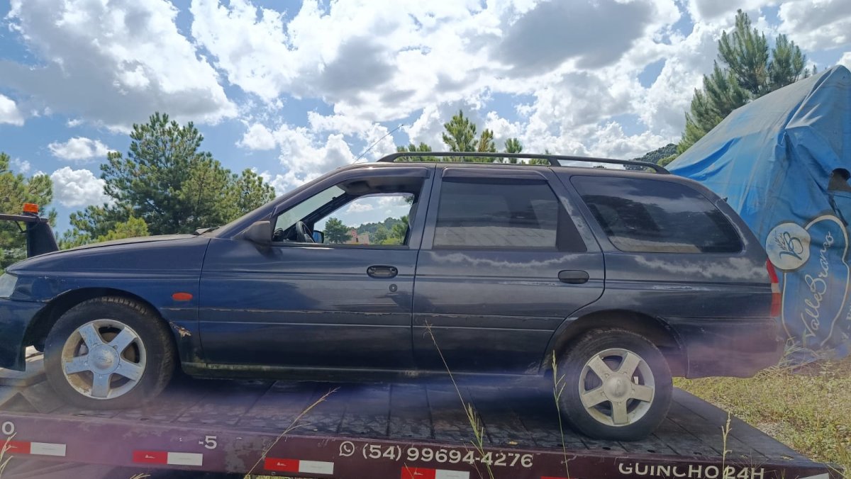 LOTE 002 - Um automóvel da marca FORD/ESCORT GL 16V F, placas IJB1749, na cor azul, ano/modelo  1999/2000, à Gasolina, RENAVAM 721833110.