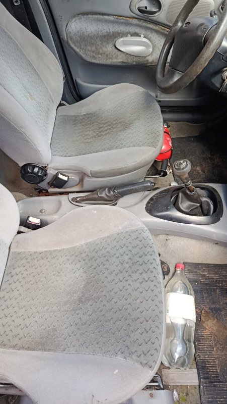 LOTE 002 - Um automóvel da marca FORD/ESCORT GL 16V F, placas IJB1749, na cor azul, ano/modelo  1999/2000, à Gasolina, RENAVAM 721833110.