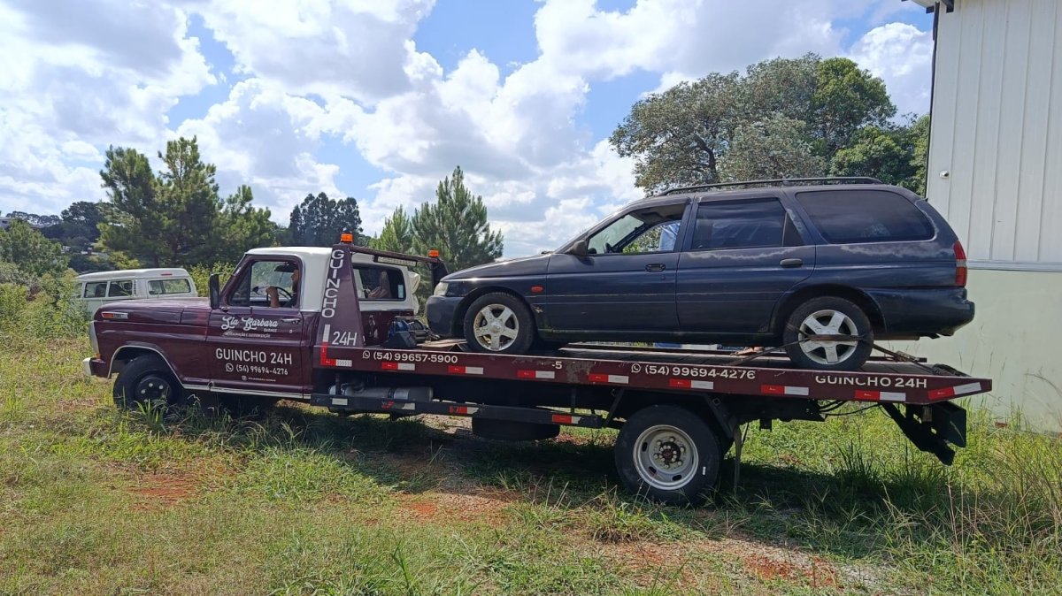LOTE 002 - Um automóvel da marca FORD/ESCORT GL 16V F, placas IJB1749, na cor azul, ano/modelo  1999/2000, à Gasolina, RENAVAM 721833110.