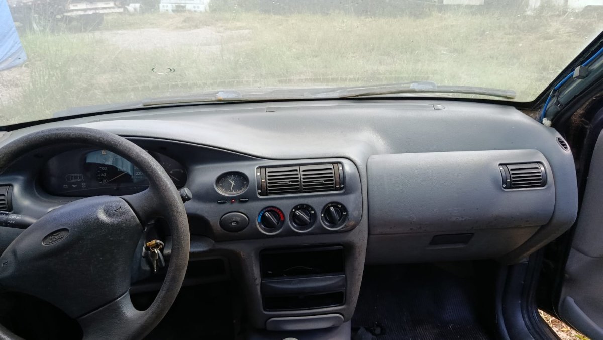 LOTE 002 - Um automóvel da marca FORD/ESCORT GL 16V F, placas IJB1749, na cor azul, ano/modelo  1999/2000, à Gasolina, RENAVAM 721833110.