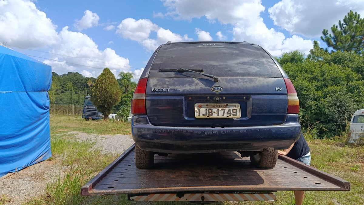 LOTE 002 - Um automóvel da marca FORD/ESCORT GL 16V F, placas IJB1749, na cor azul, ano/modelo  1999/2000, à Gasolina, RENAVAM 721833110.