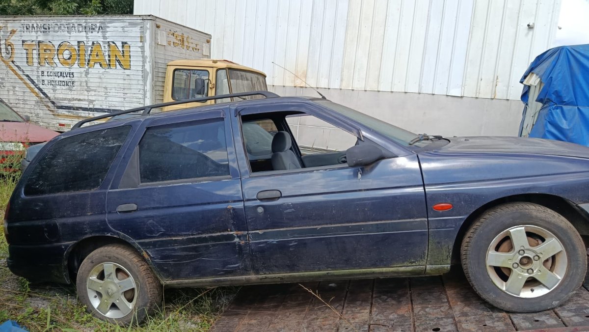 LOTE 002 - Um automóvel da marca FORD/ESCORT GL 16V F, placas IJB1749, na cor azul, ano/modelo  1999/2000, à Gasolina, RENAVAM 721833110.