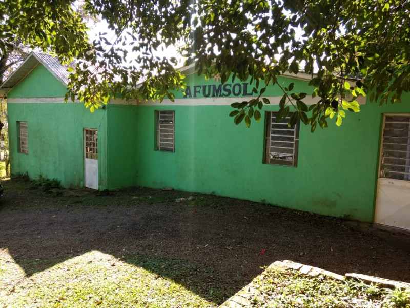 ÁREA REMANESCENTE DA MATRÍCULA NÚMERO 17.484 DO CARTÓRIO DE REGISTRO DE IMÓVEIS DE SOLEDADE/RS: A área remanescente de 984,51 metros quadrados, do Lote número 16, quadra 96-A, do Bairro das Fontes, na cidade de Soledade, Estado do Rio Grande do Sul, situada a 45,00 metros da esquina formada pela Rua 15 de Novembro e a Rua Sem Denominação, tendo alteradas as confrontações para: ao Norte, confrontando com terreno de sucessores de Bernardino dos Santos Vaz, em 18,00 metros; ao Sul, confrontando com o lote número 17, em 27,00 metros; a Leste, limitando com a Rua Renato Couto no sentido de sul para norte numa linha de 12,00 metros, até formar canto, deste canto, segue agora no sentido de leste para oeste em outra linha de 9,00 metros limitando com o lote 16-A, até formar canto, deste canto, segue agora no sentido de sul para norte num derradeiro segmento de 32,00 metros limitando com o lote 16-A; e, a Oeste, confrontando com o lote número 01, em 50,00 metros. BENFEITORIA NÃO AVERBADA: Conforme Certidão de Identificação Eletrônica número 89a2b38, sobre o imóvel há edificado um pavilhão de alvenaria de aproximadamente 700,00 metros quadrados, contendo banheiro, copa, salão de festas e cancha de bocha (construção antiga necessitando de reparos estruturais e manutenção preventiva). Matrícula número 17.484 do Ofício de Registro de Imóveis de Soledade, Estado do Rio Grande do Sul (Averbação número 03). A alienação ocorre em caráter ad corpus.