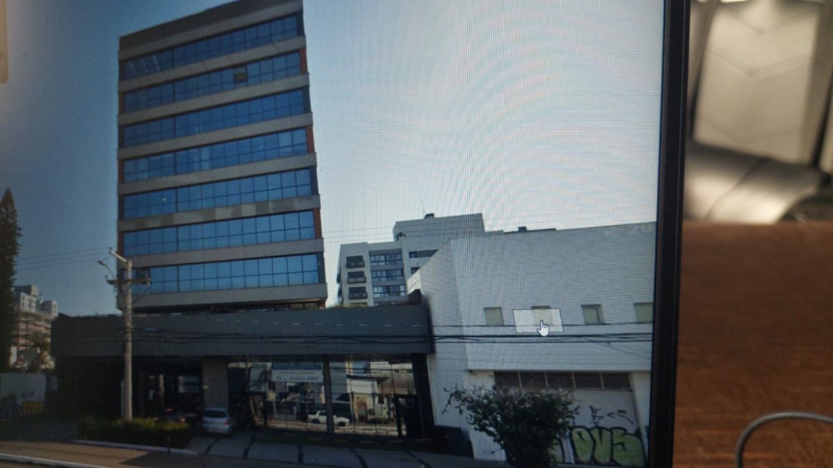 IMÓVEL - SALA NÚMERO 309, localizada no terceiro pavimento da Torre Comercial do empreendimento denominado Residencial Le' Chaim e Greenwich Business Center, que possui duas frentes, uma para a Avenida Érico Veríssimo, outra para a rua Marcílio Dias, no bairro Menino Deus, zona urbana de Porto Alegre, Estado do Rio Grande do Sul; sala esta semiparalela a Avenida Érico Veríssimo, a sétima à direita de quem sai dos elevadores, esta a percorrer o corredor de acesso as Salas e inicia a contar da Avenida Érico Veríssimo em direção ao fundo da torre, com a área real privativa de 36,80 metros quadrados, área real de uso comum de 44,56 metros quadrados, área real total de 81,36 metros quadrados, correspondendo-lhe a fração ideal de 0,004404 no terreno e nas coisas de uso comum e fim proveitoso do edifício. O terreno, onde se acha construído o referido edifício, é de forma irregular, com área superficial de 3.488,189 metros quadrados, situado no quarteirão formado pelas ruas Marcílio Dias, Gonçalves Dias e General Caldwell e pela Avenida Érico Veríssimo, tudo conforme especificações, confrontações e limites descritos na matrícula número 156.411 do Livro número 2 - Registro Geral do Registro de Imóveis da 2ª Zona de Porto Alegre, Estado do Rio Grande do Sul.