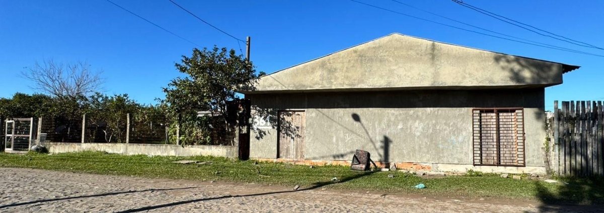 UM TERRENO urbano, sem benfeitorias, situado no Município de Tramandaí, Estado do Rio Grande do Sul, no loteamento Zona Nova Sul, constituído do lote número 1 da quadra 250, medindo 22,00 metros de frente, ao noroeste, no alinhamento da rua Sargento Geraldo Santana, tendo nos fundos a largura de 17,00 metros, onde entesta com o lote número 26, dividindo-se, por um lado com o lote número 2 na extensão e pelo outro lado, na extensão de 30,45 metros com uma rua projetada, onde forma esquina e também faz frente, com a área de 589,29 metros quadrados; os lotes divisórios são da proprietária. Proprietária original: Nova Onda Incorporação, Participação e Promoção Imobiliária Limitada. Matrícula número 26.459 do Ofício de Registro de Imóveis de Tramandaí, Estado do Rio Grande do Sul. Inscrição municipal número 159030 (setor 055; quadra 0250; lote 001; zona 8).