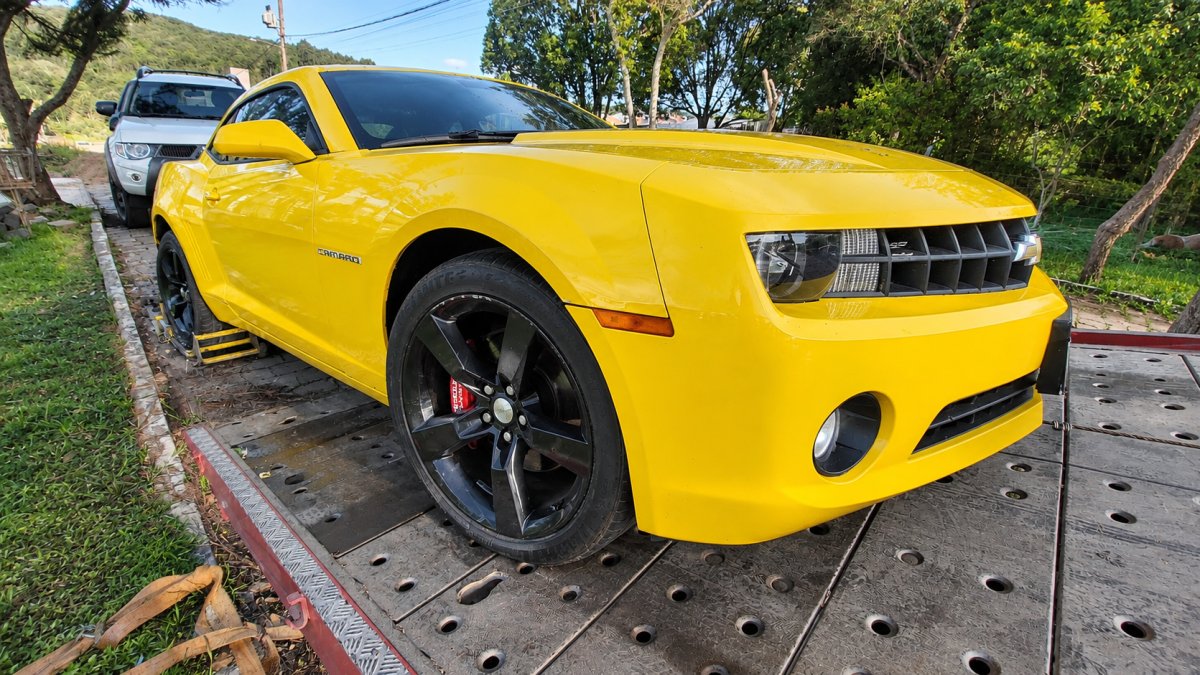 LOTE 001 - Um automóvel da marca CHEVROLET/CAMARO 2SS, placas AZH0105, na  cor amarela, ano/modelo 2011/2012, RENAVAM nº 00453981798.