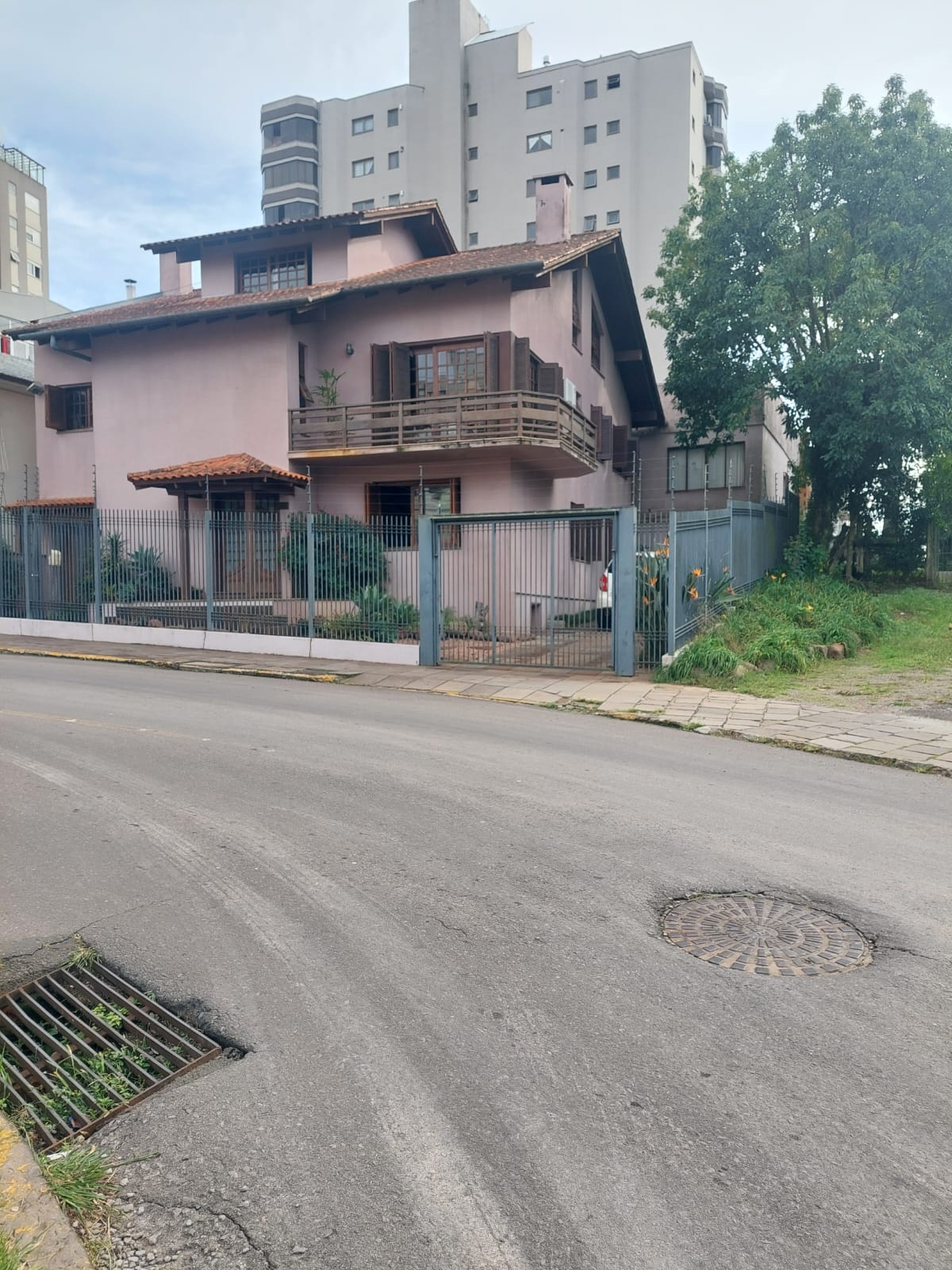 Lote Único em Leilão: Casa + Terreno Central .